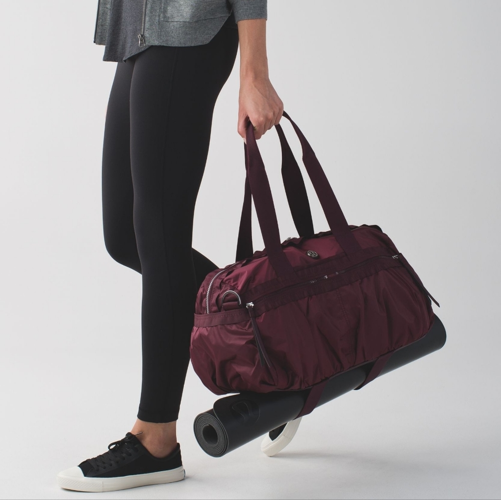 Lululemon gym to win duffle berry burgundy